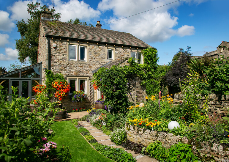 Tucked Away House Gallery 1 - Front of House - Beautiful Surroundings