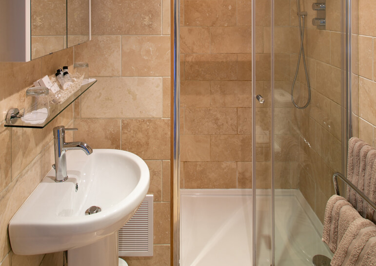Tucked Away House Gallery 17 - En-suite Bathroom with Power Shower