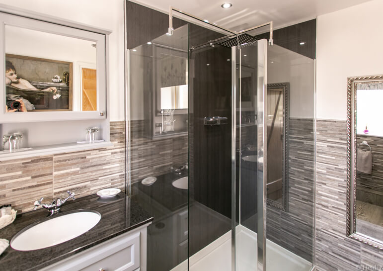 Tucked Away House Gallery 24 - Ensuite Bathroom with Shower